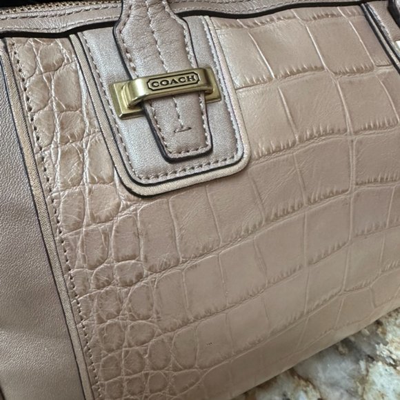 Coach purse wtih detachable strap - Picture 2 of 16